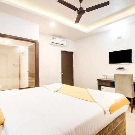 Candolim Sands Hotel Bagian luar foto