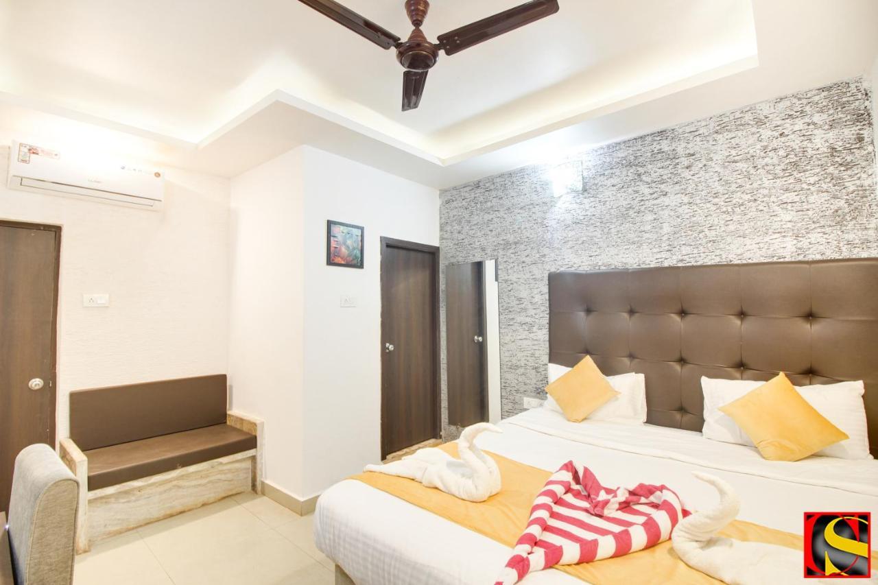 Candolim Sands Hotel Bagian luar foto