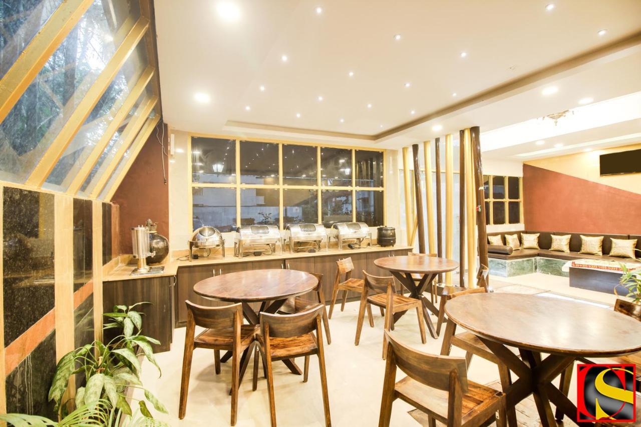 Candolim Sands Hotel Bagian luar foto