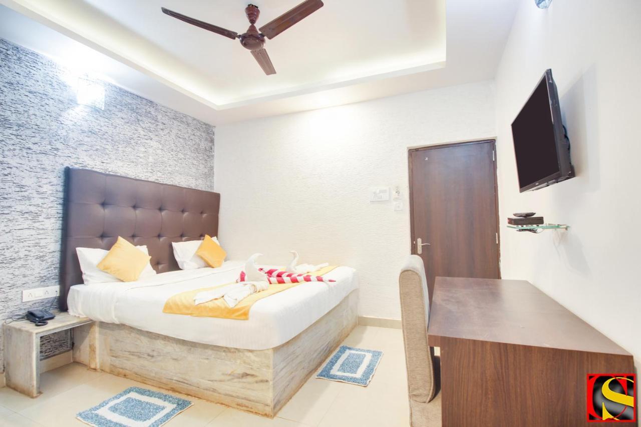 Candolim Sands Hotel Bagian luar foto
