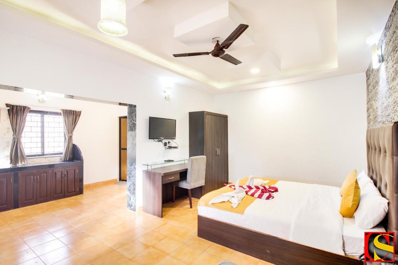 Candolim Sands Hotel Bagian luar foto