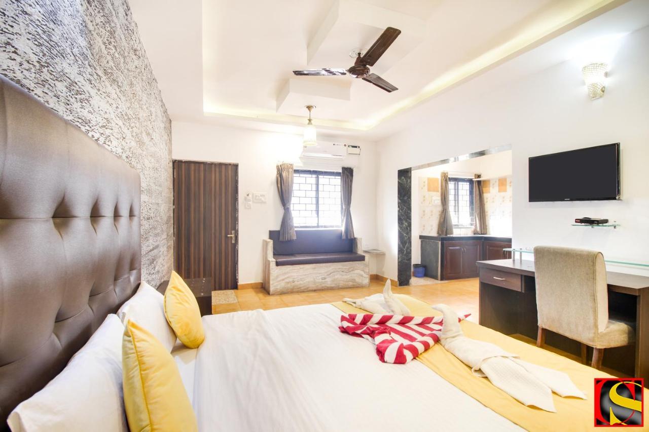 Candolim Sands Hotel Bagian luar foto