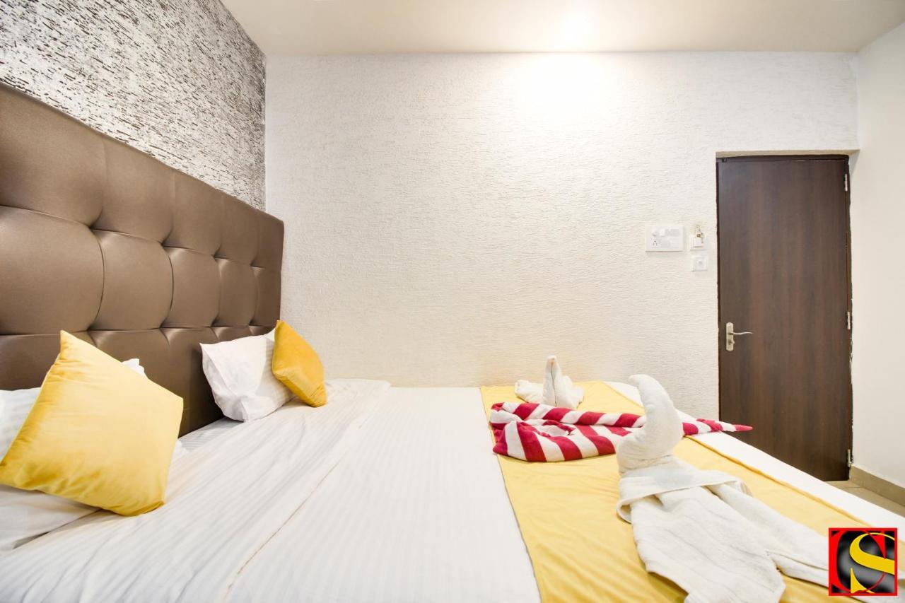 Candolim Sands Hotel Bagian luar foto