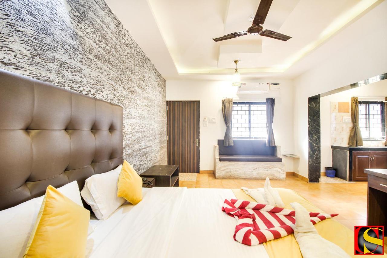Candolim Sands Hotel Bagian luar foto
