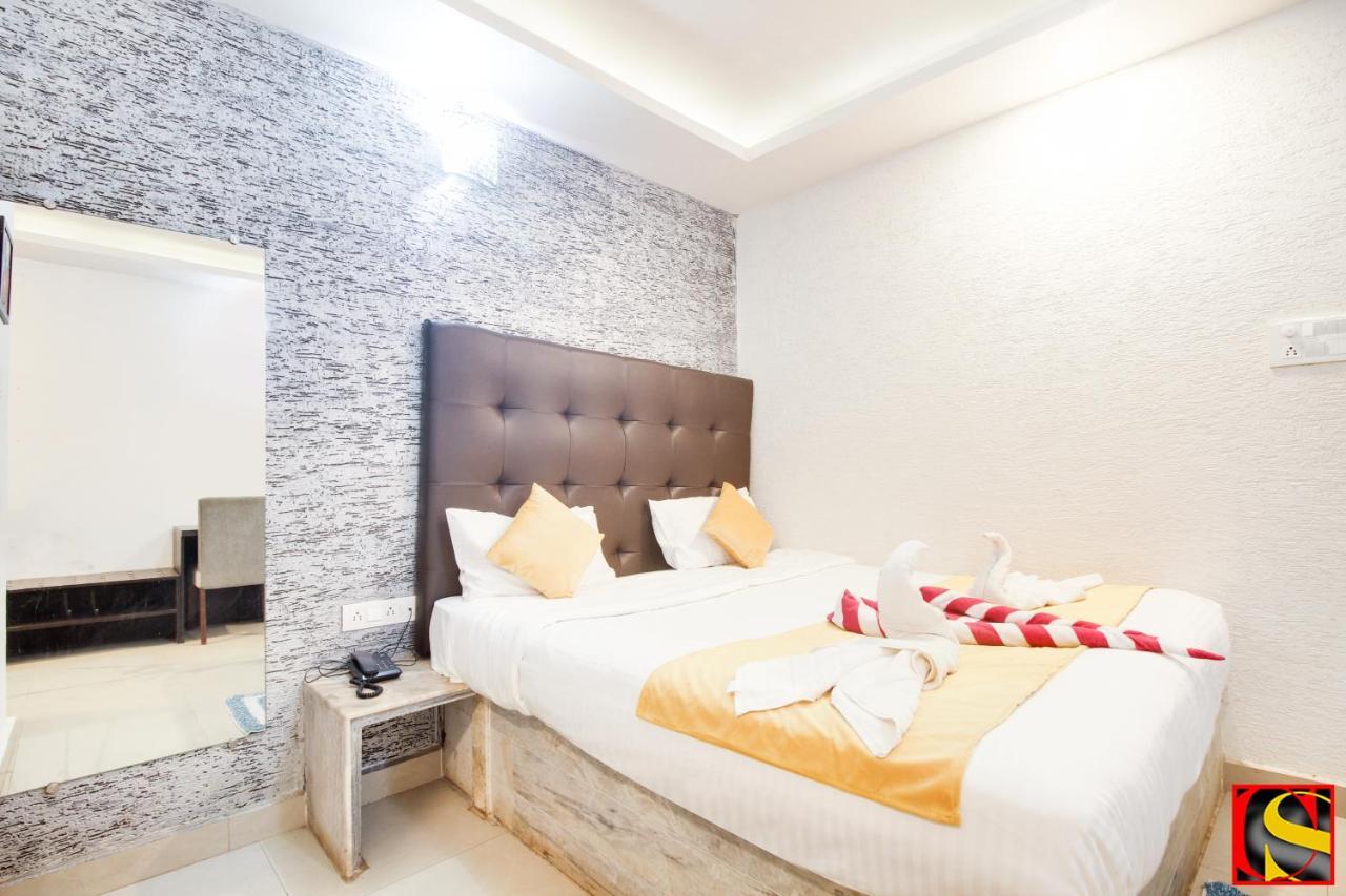 Candolim Sands Hotel Bagian luar foto