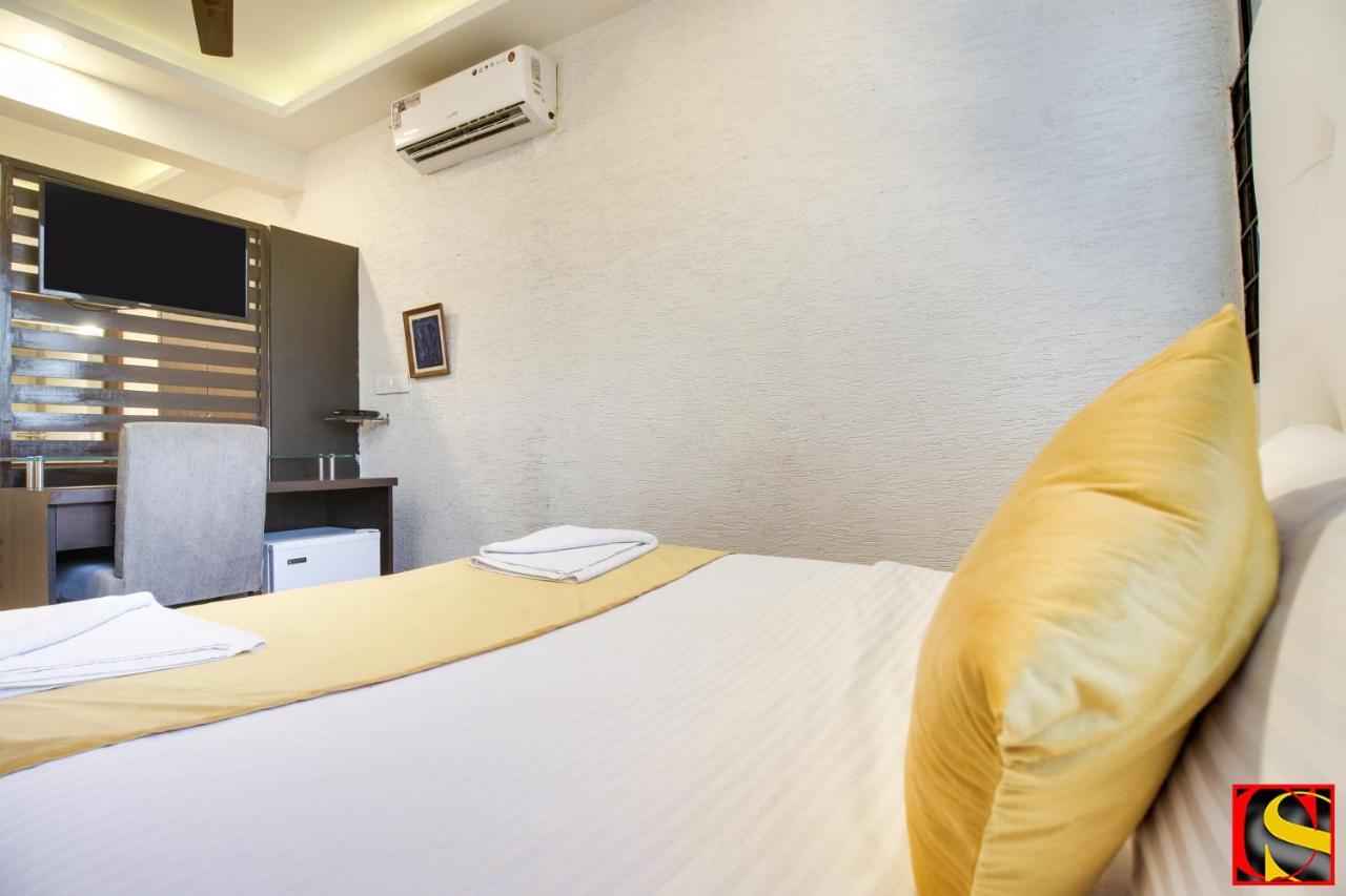 Candolim Sands Hotel Bagian luar foto