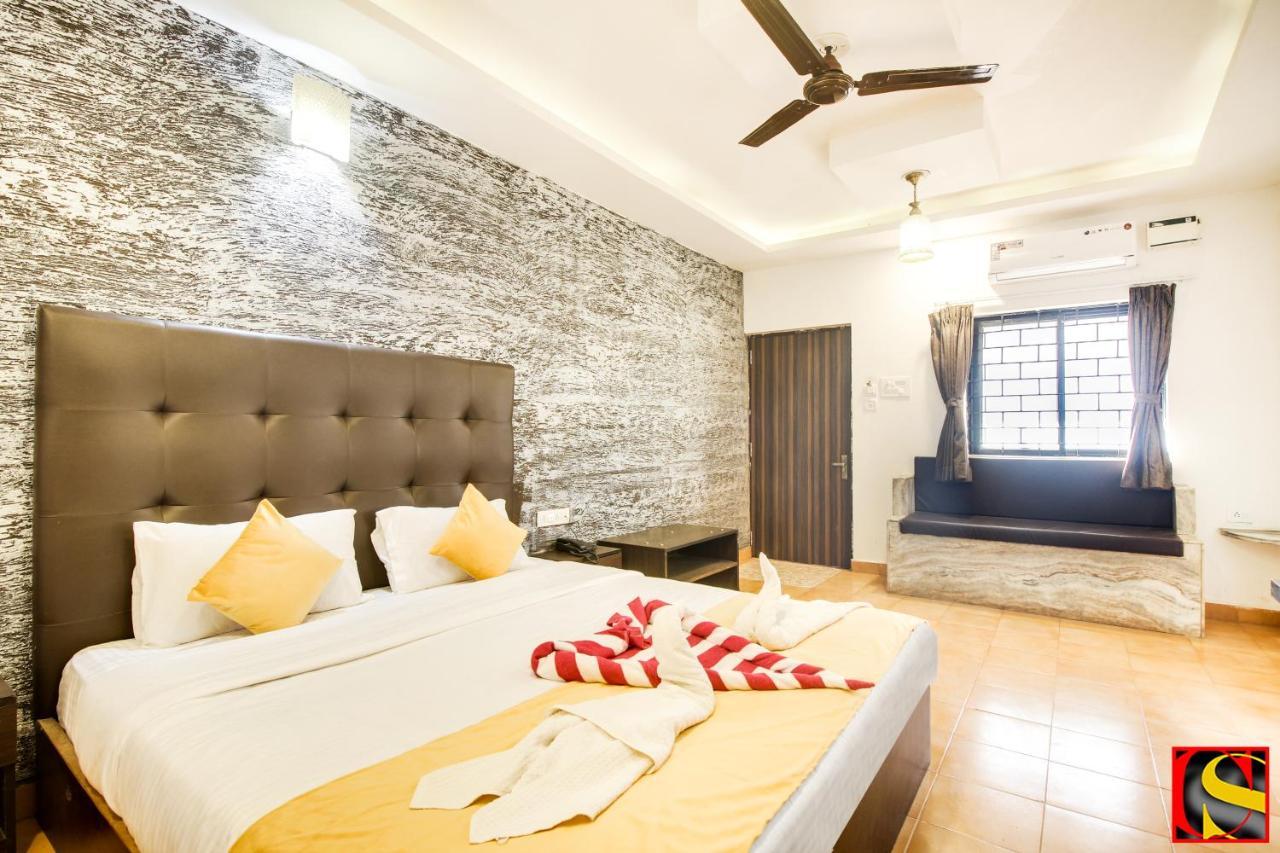 Candolim Sands Hotel Bagian luar foto