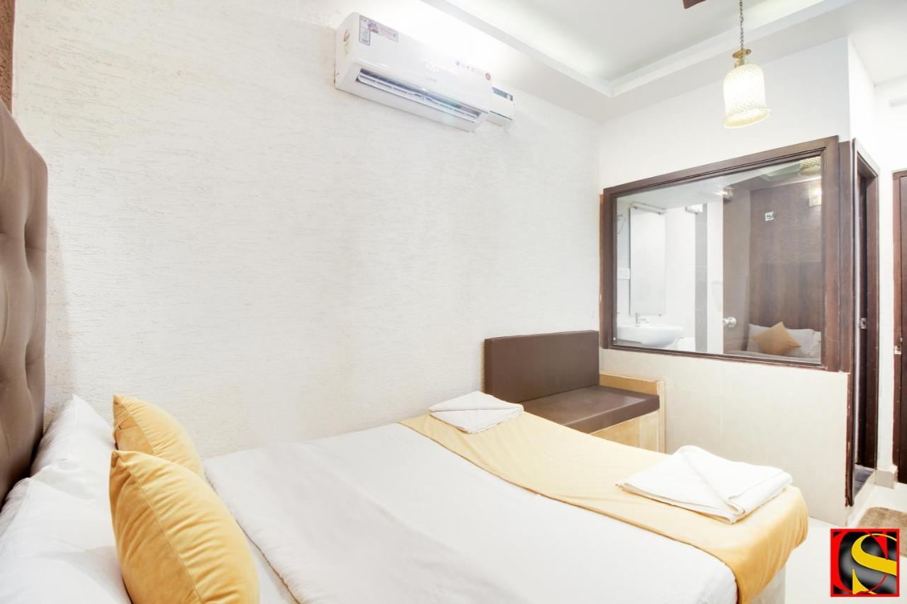 Candolim Sands Hotel Bagian luar foto