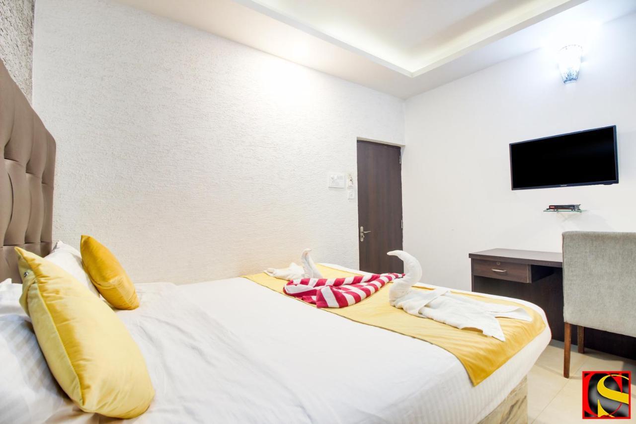 Candolim Sands Hotel Bagian luar foto
