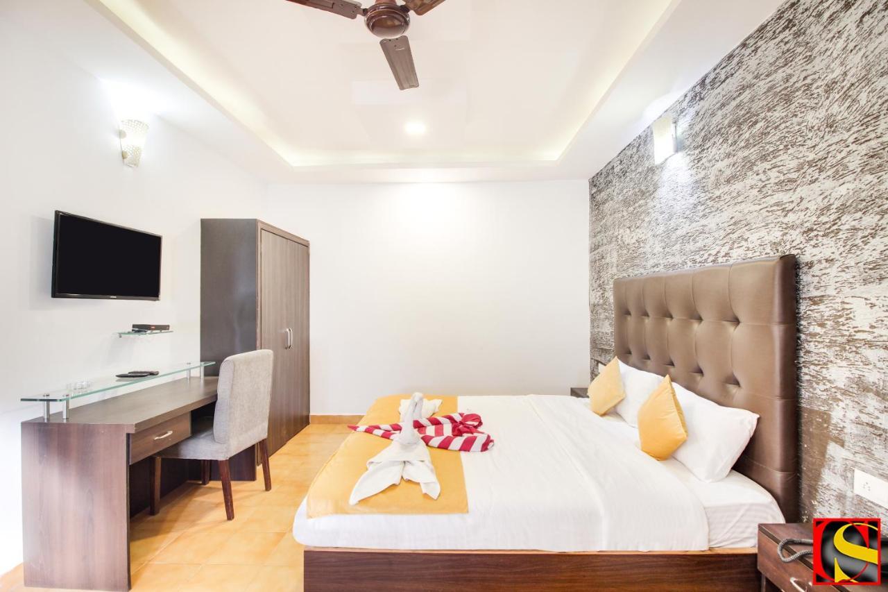 Candolim Sands Hotel Bagian luar foto