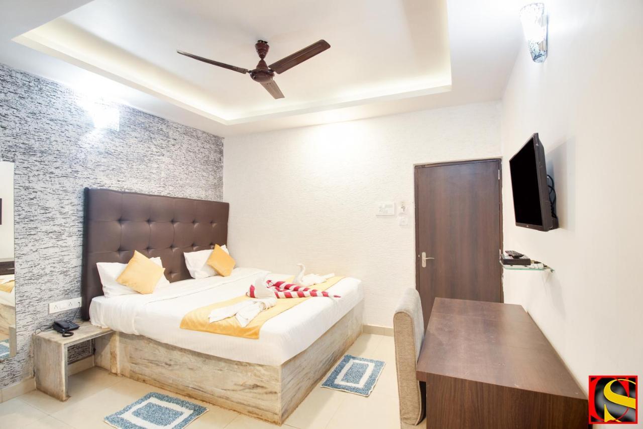 Candolim Sands Hotel Bagian luar foto