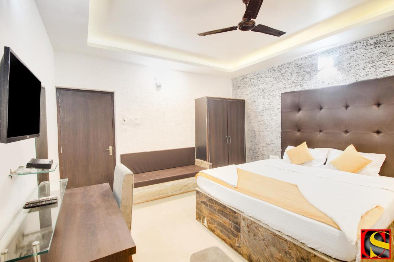 Candolim Sands Hotel Bagian luar foto
