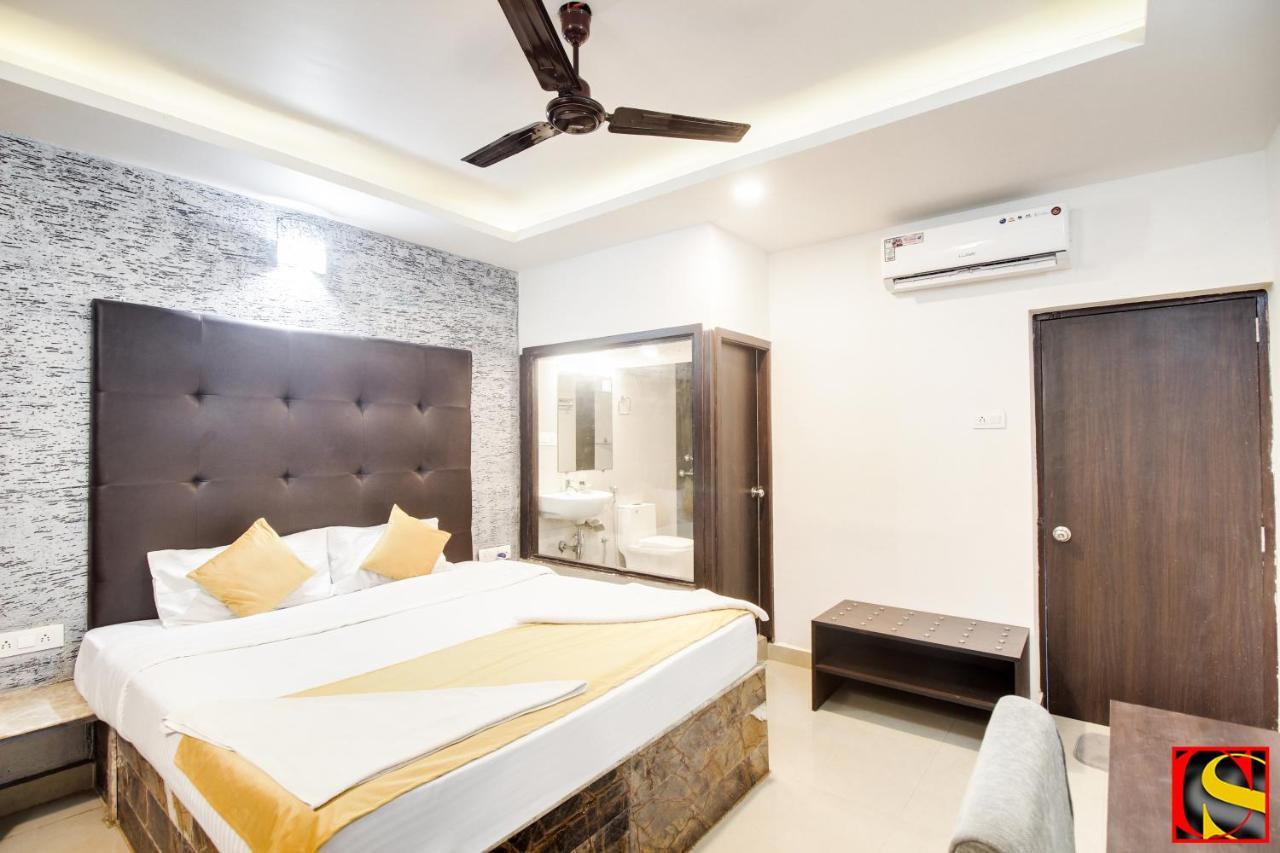 Candolim Sands Hotel Bagian luar foto