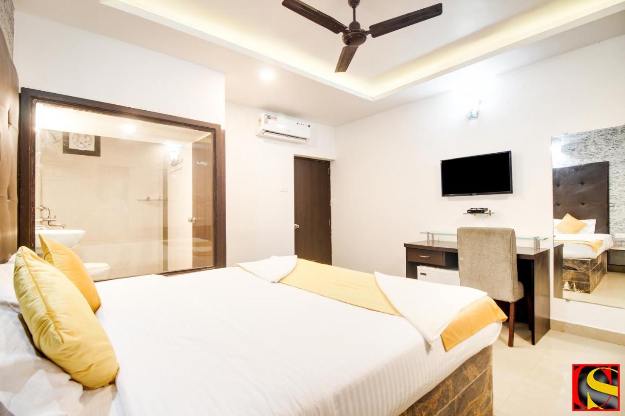 Candolim Sands Hotel Bagian luar foto