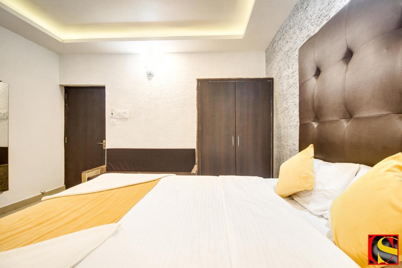 Candolim Sands Hotel Bagian luar foto