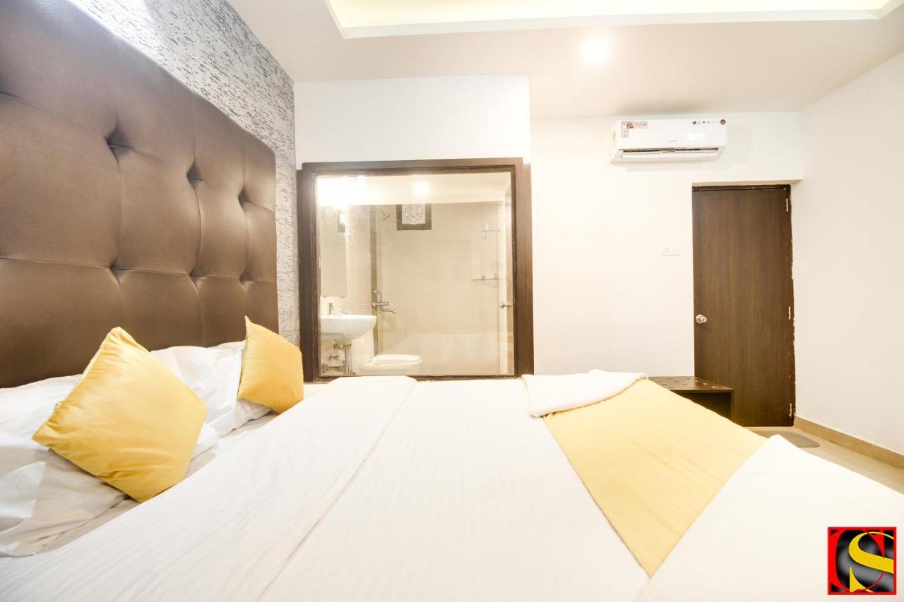 Candolim Sands Hotel Bagian luar foto