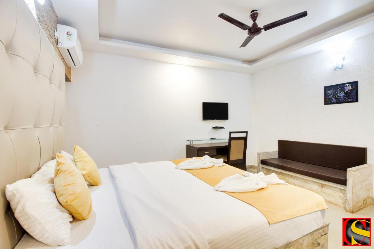 Candolim Sands Hotel Bagian luar foto