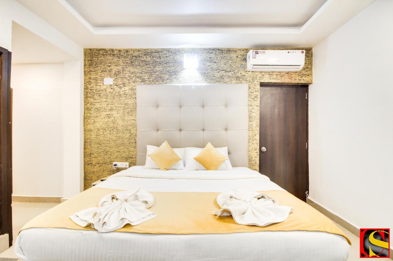 Candolim Sands Hotel Bagian luar foto