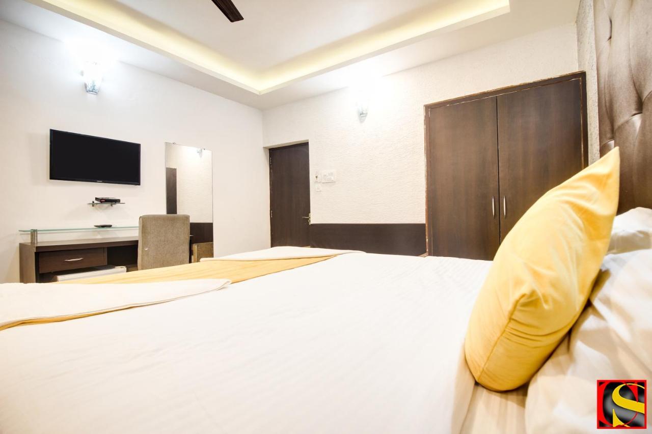 Candolim Sands Hotel Bagian luar foto