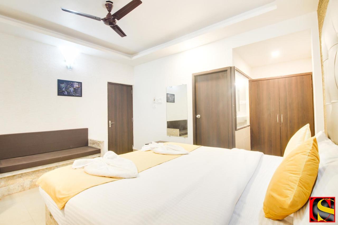 Candolim Sands Hotel Bagian luar foto