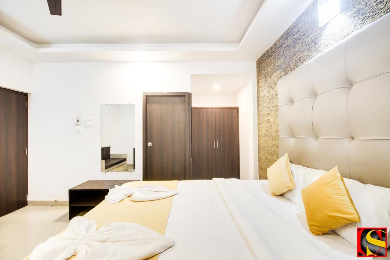 Candolim Sands Hotel Bagian luar foto